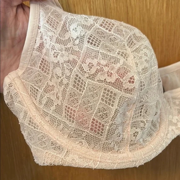 Victoria's Secret Cream Lace Bra Underwire Design - Picture 2 of 5